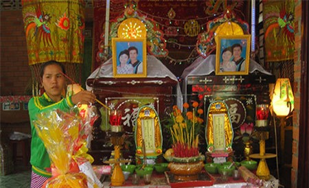 Đám tang của hai người được diễn ra trong cùng một ngày, cũng đầy đủ lễ vật trầu cau như một đám cưới.