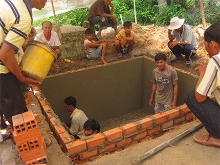 Ngôi mộ chung của đôi nam nữ ôm nhau chết dưới kênh.