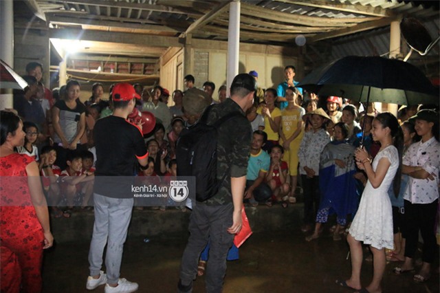 Clip: Cụ già 67 tuổi vùng rốn lũ vô tư nhảy múa cùng Khánh Thi, Phan Anh, Hoàng Bách trong đêm mưa - Ảnh 18.