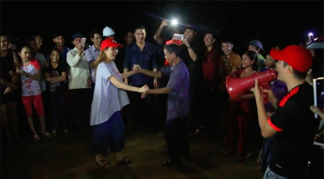 Clip: Cụ già 67 tuổi vùng rốn lũ vô tư nhảy múa cùng Khánh Thi, Phan Anh, Hoàng Bách trong đêm mưa - Ảnh 3.