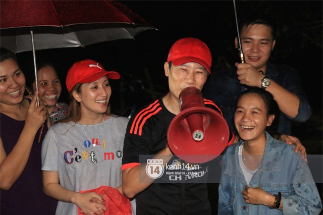 Clip: Cụ già 67 tuổi vùng rốn lũ vô tư nhảy múa cùng Khánh Thi, Phan Anh, Hoàng Bách trong đêm mưa - Ảnh 6.