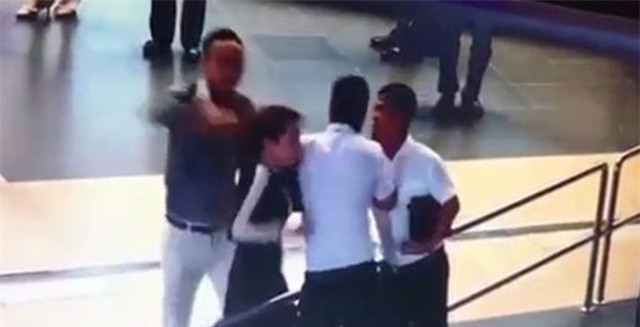 Người xô xát nữ nhân viên sân bay là cán bộ Sở GTVT Hà Nội