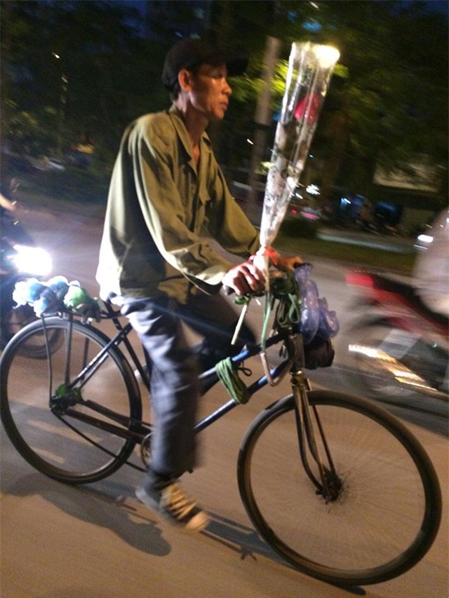 Ngày 20/10, người đàn ông đi xe đạp với bó hoa tươi tắn trong tay. Đây chắc chắn là một người đàn ông tình cảm và lãng mạn. Cùng xem hình ảnh này và đắm chìm trong không gian lãng mạn và tình cảm nhé.