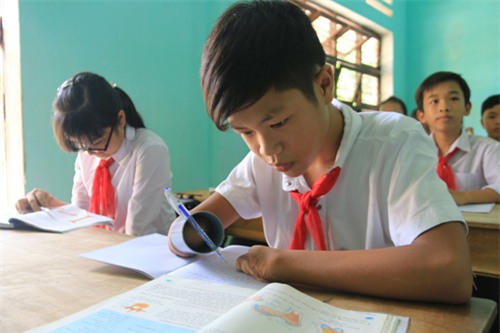 cau hoc tro cut 2 tay ve uoc mo doi minh bang… ong nhua - 1