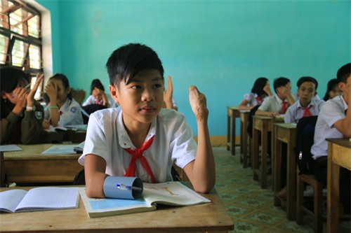 cau hoc tro cut 2 tay ve uoc mo doi minh bang… ong nhua - 2