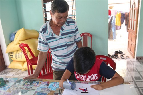 cau hoc tro cut 2 tay ve uoc mo doi minh bang… ong nhua - 4