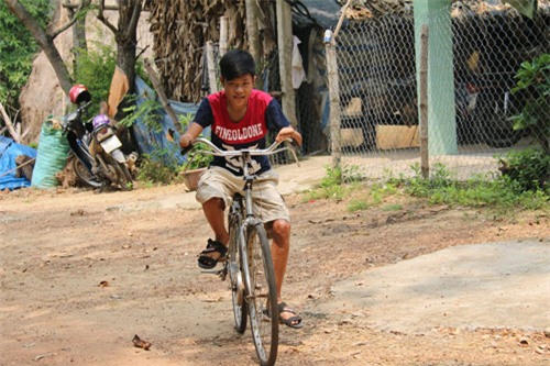 cau hoc tro cut 2 tay ve uoc mo doi minh bang… ong nhua - 5
