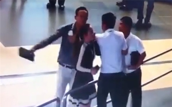 Cán bộ Sở GTVT Hà Nội lên tiếng vụ đánh nữ nhân viên sân bay: Tôi chỉ là người ra sức ngăn cản sự việc - Ảnh 2.