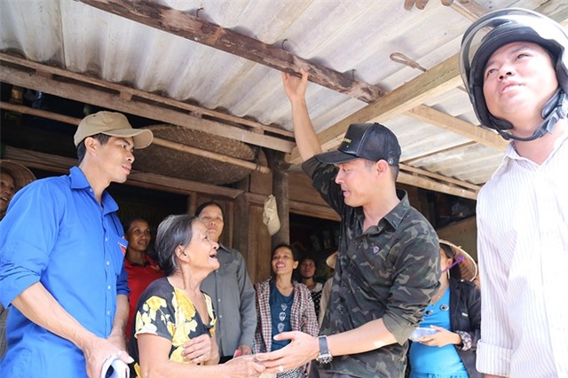 Phan Anh đi xe máy vào vùng sâu gặp người dân Quảng Bình