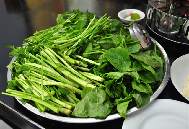 Nguy cơ do ăn rau cần nhúng tái - Ảnh 1.