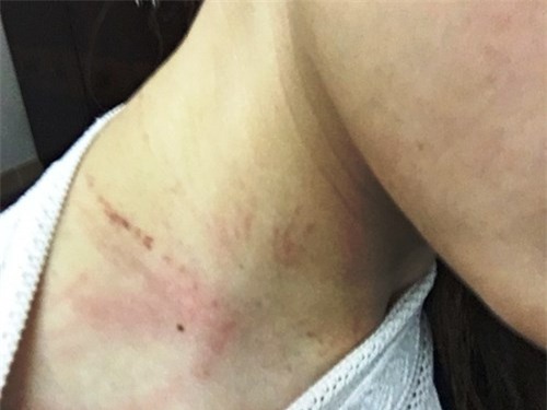 Nữ nhân viên bị đánh tại sân bay: Tôi không hề to tiếng với khách, chỉ quay lại hành vi hung hăng của họ - Ảnh 2.