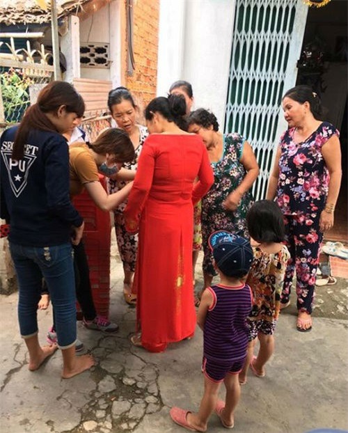 cuoc doi eo le cua nguoi phu nu mac ao co dau va ao tang chong cung mot ngay - 1