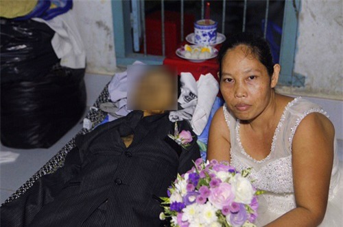 cuoc doi eo le cua nguoi phu nu mac ao co dau va ao tang chong cung mot ngay - 2