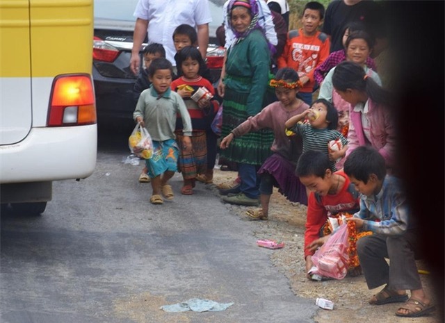 Những đứa trẻ tranh giành nhau mà quên đi các phương tiện khác đang lưu thông trên đường.
