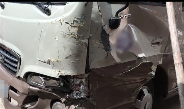 Bắc Giang: Bé trai 13 tuổi leo lên xe khách 29 chỗ đang nổ máy gây tai nạn liên hoàn - Ảnh 2.