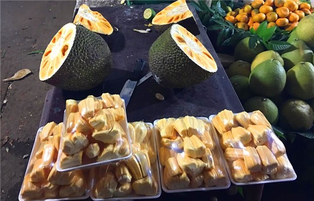 mít, mít chín cây, mít bán tràn chợ, mít là loại siêu thực phẩm, mít là quả cứu đói, mít giá rẻ