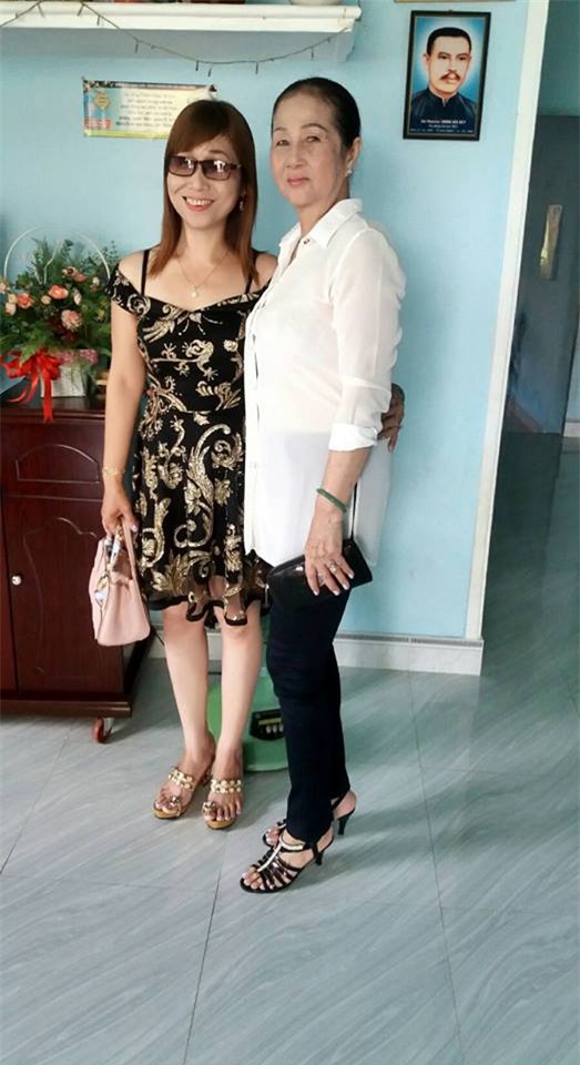 Đằng sau bức ảnh khoe mẹ, khoe bà trẻ lâu, không ai ngờ có câu chuyện nghẹn ngào mà đẹp đẽ thế này - Ảnh 1.