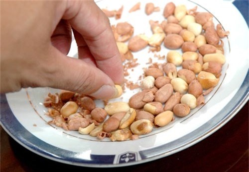 Những thực phẩm “kỵ” rượu bia khiến dân nhậu ngã ngửa - Ảnh 1.