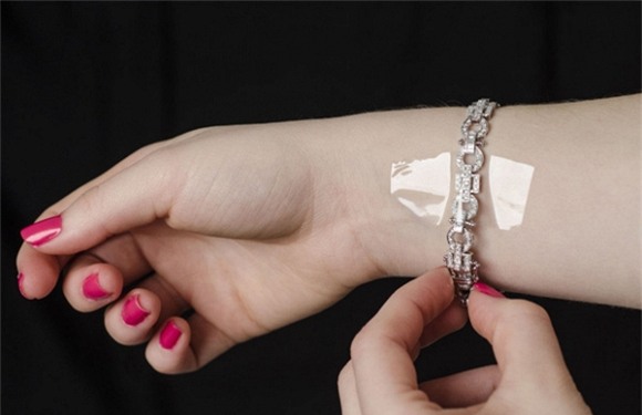 Sau thìa inox, băng dính trở thành công cụ makeup vừa rẻ vừa bền đẹp 0