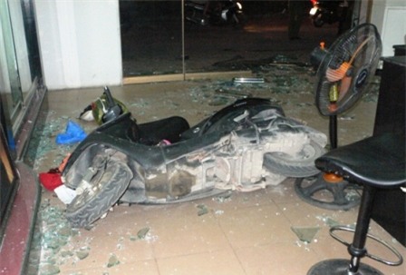 Chiếc xe máy nằm gọn trong hiệu ảnh.