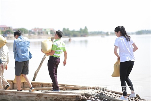 Hoa hậu Kỳ Duyên làm từ thiện 5