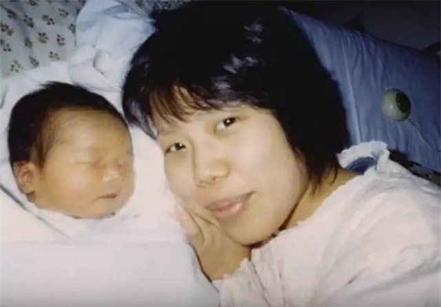 Cô bé 4 tuổi bị mẹ ép phải làm mọi việc nhà và nguyên nhân phía sau sẽ khiến bạn rơi lệ - Ảnh 2.