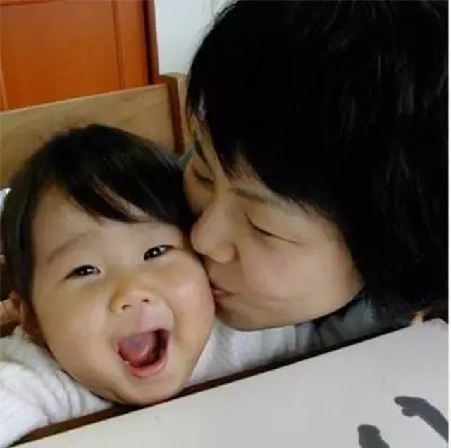 Cô bé 4 tuổi bị mẹ ép phải làm mọi việc nhà và nguyên nhân phía sau sẽ khiến bạn rơi lệ - Ảnh 4.