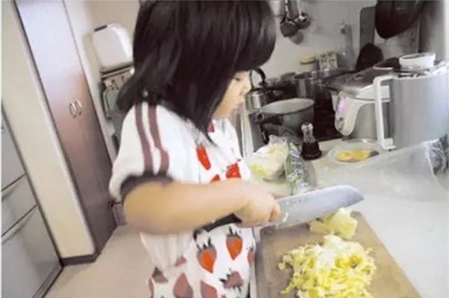 Cô bé 4 tuổi bị mẹ ép phải làm mọi việc nhà và nguyên nhân phía sau sẽ khiến bạn rơi lệ - Ảnh 6.