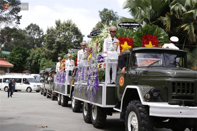 Người thân khóc nghẹn trong lễ tang các chiến sĩ phi công - Ảnh 1.