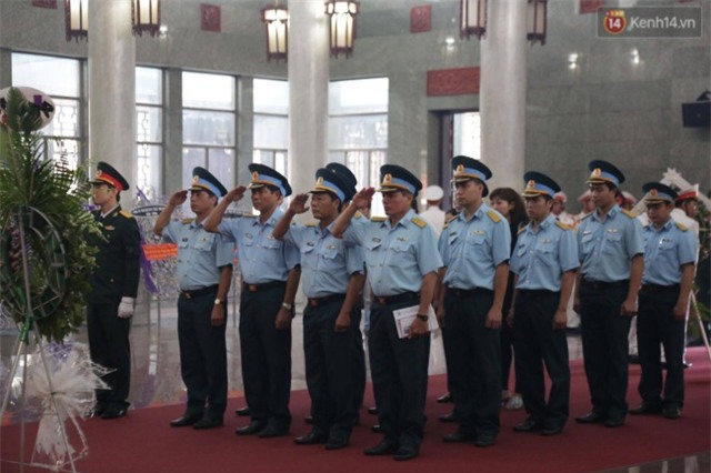 Người thân khóc nghẹn trong lễ tang các chiến sĩ phi công - Ảnh 12.