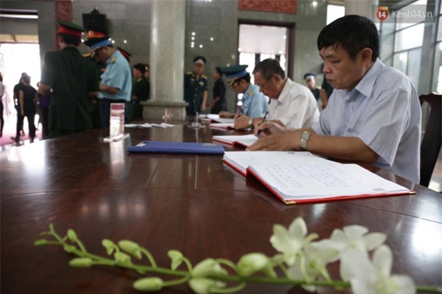 Người thân khóc nghẹn trong lễ tang các chiến sĩ phi công - Ảnh 13.