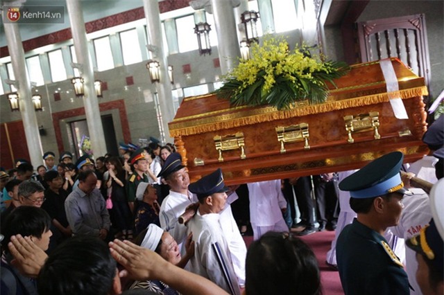 Người thân khóc nghẹn trong lễ tang các chiến sĩ phi công - Ảnh 2.