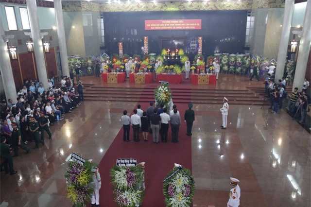 Người thân khóc nghẹn trong lễ tang các chiến sĩ phi công - Ảnh 21.