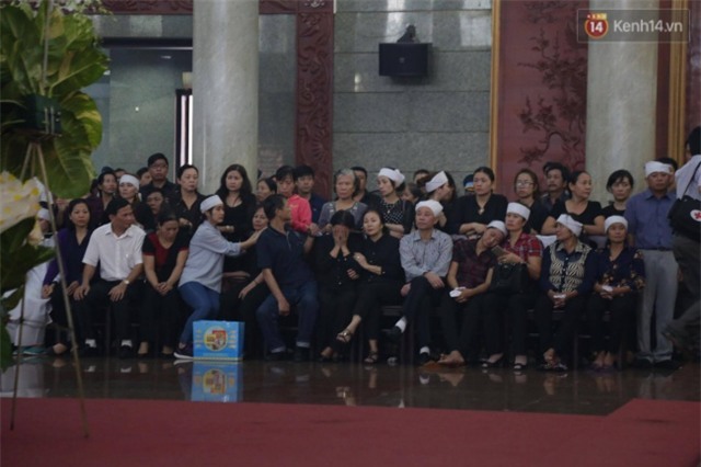 Người thân khóc nghẹn trong lễ tang các chiến sĩ phi công - Ảnh 24.