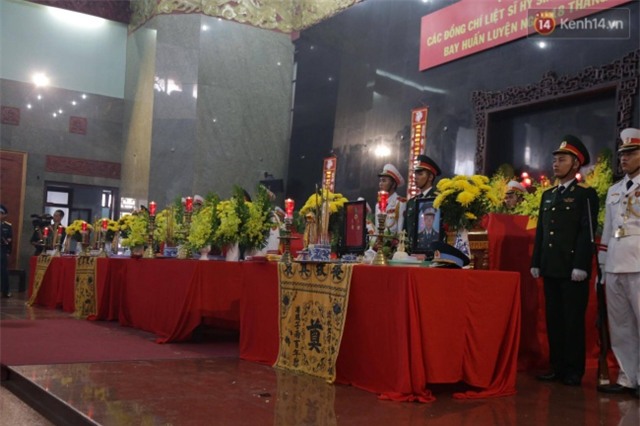 Người thân khóc nghẹn trong lễ tang các chiến sĩ phi công - Ảnh 25.