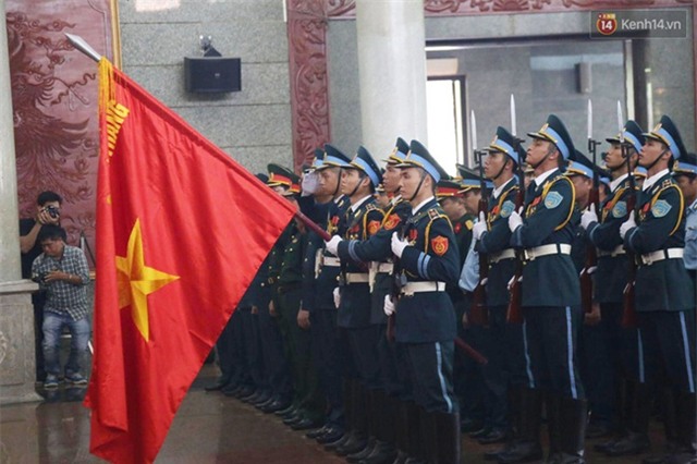 Người thân khóc nghẹn trong lễ tang các chiến sĩ phi công - Ảnh 4.