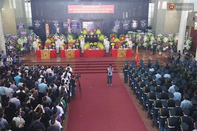 Người thân khóc nghẹn trong lễ tang các chiến sĩ phi công - Ảnh 5.
