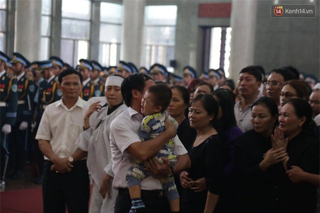 Người thân khóc nghẹn trong lễ tang các chiến sĩ phi công - Ảnh 6.