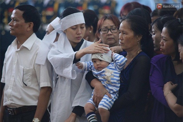 Người thân khóc nghẹn trong lễ tang các chiến sĩ phi công - Ảnh 7.