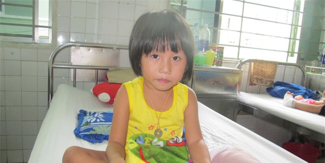 Bé Yến Nhi đang điều trị tại Bệnh viện Đà Nẵng 