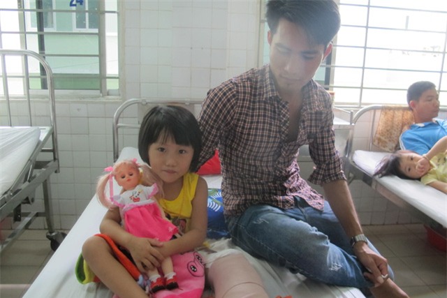 Bé không biết bố mẹ mình đã mất vì tai nạn giao thông nên thường xuyên hỏi: Sao ba mẹ không ra thăm con?