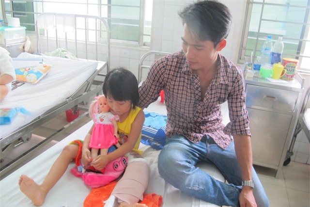 Trong vụ tai nạn, bé cũng bị gãy xương đùi, gãy cẳng chân bên trái