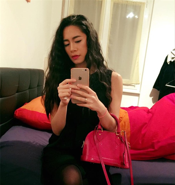 Những sự thật đắng lòng chát mề đằng sau màn “sống ảo” khoe quà 20/10 của chị em