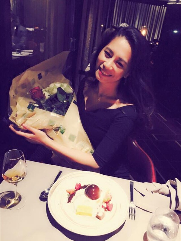 Những sự thật đắng lòng chát mề đằng sau màn “sống ảo” khoe quà 20/10 của chị em