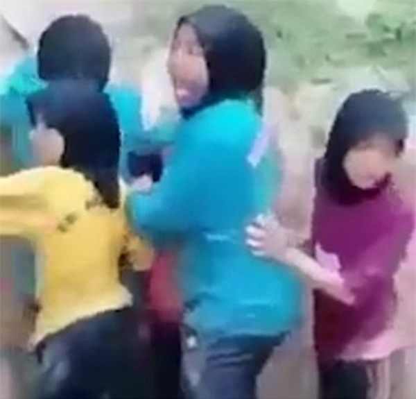 Học sinh tiểu học gào khóc vì bị ép đi qua hố thả đầy rắn - Ảnh 6.