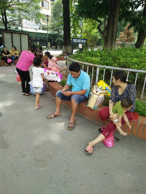 Mẹ hối hận vì gửi con 10 tháng tuổi cho hàng xóm