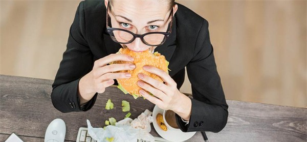 Nếu biết ăn quá nhanh có hại thế này bạn sẽ không bao giờ kết thúc bữa ăn trước 20 phút - Ảnh 2.