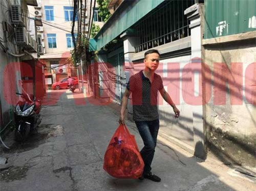 khach danh nu nhan vien hang khong tim den nha xin loi - 1