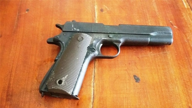 Khẩu súng do Sinh sử dụng để uy hiếp bạn.