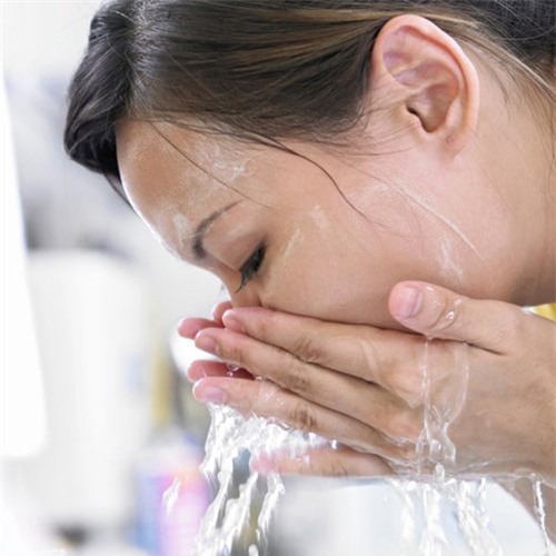 bo thu nay vao nuoc rua mat thi du 40 tuoi da van lang min, khong nhan, khong nam - 1